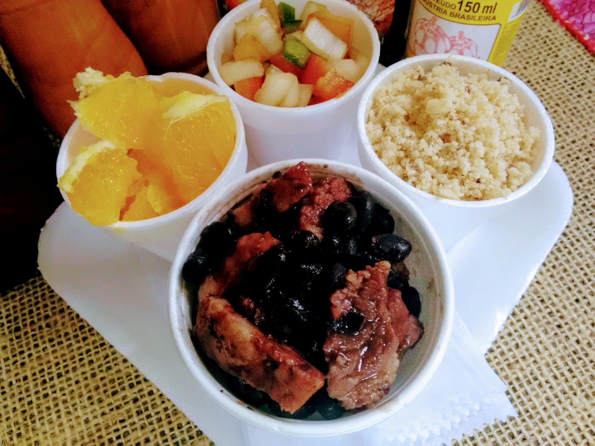 O feijão no pote do Karyoka é uma verdadeira feijoada!